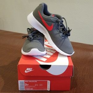 NIKE Tanjun in Dark Grey/University Red Size 3Y